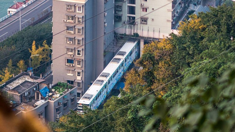 Jalur kereta api yang tidak biasa ini menembus bangunan apartemen setinggi 19 lantai di Chongqing, China yang terletak di sudut selatan-barat dari negara Asia Timur. (Gallery Wikimedia Commons)