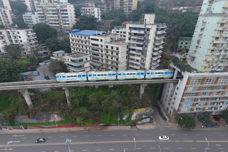 Jalur kereta api yang tidak biasa ini menembus bangunan apartemen setinggi 19 lantai di Chongqing, China yang terletak di sudut selatan-barat dari negara Asia Timur. (Gallery Wikimedia Commons) Jalur kereta api yang tidak biasa ini menembus bangunan apartemen setinggi 19 lantai di Chongqing, China yang terletak di sudut selatan-barat dari negara Asia Timur. (Gallery Wikimedia Commons)