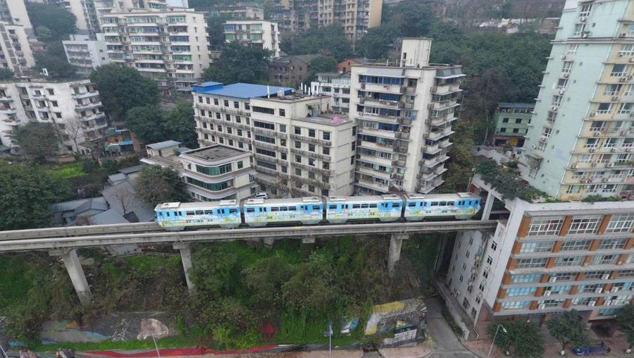 Jalur kereta api yang tidak biasa ini menembus bangunan apartemen setinggi 19 lantai di Chongqing, China yang terletak di sudut selatan-barat dari negara Asia Timur. (Gallery Wikimedia Commons)