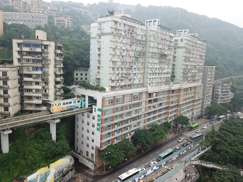 Jalur kereta api yang tidak biasa ini menembus bangunan apartemen setinggi 19 lantai di Chongqing, China yang terletak di sudut selatan-barat dari negara Asia Timur. (Gallery Wikimedia Commons)