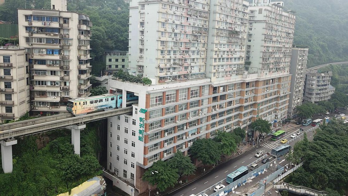 jalur-kereta-api-yang-tidak-biasa-ini-menembus-bangunan-apartemen-setinggi-19-lantai-di-chongqing-china-yang-terletak-di-sudut_169 Terungkap! Nataru 2025 Banyak orang kaya Indonesia yang berwisata ke Eropa-China