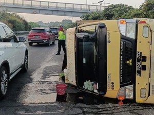 Duh Macet! Ada Oli Tumpah dari Truk Terbalik di Tol Jagorawi Arah Bogor
