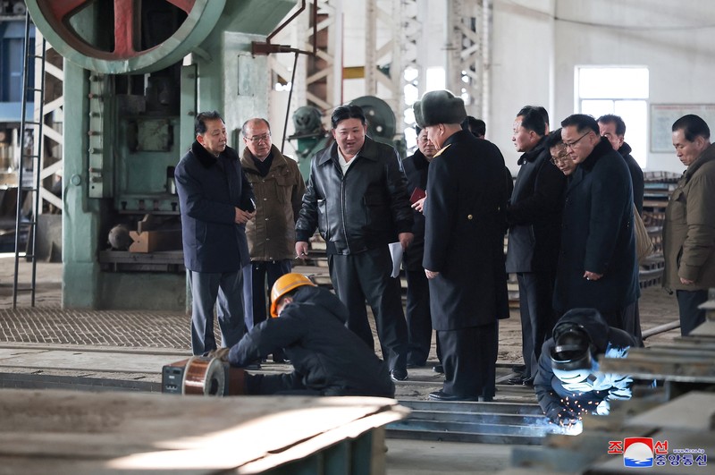 Kim Jong Un mengunjungi Galangan Kapal Nampo di Korea Utara Pemimpin Korea Utara Kim Jong Un mengunjungi Galangan Kapal Nampo di Korea Utara dalam gambar yang dirilis oleh Kantor Berita Pusat Korea pada 2 Februari 2024. (KCNA via REUTERS)