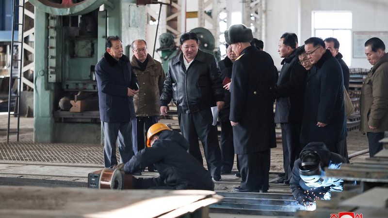 Pemimpin Korea Utara Kim Jong Un mengunjungi Galangan Kapal Nampo di Korea Utara dalam gambar yang dirilis oleh Kantor Berita Pusat Korea pada 2 Februari 2024. (KCNA via REUTERS)