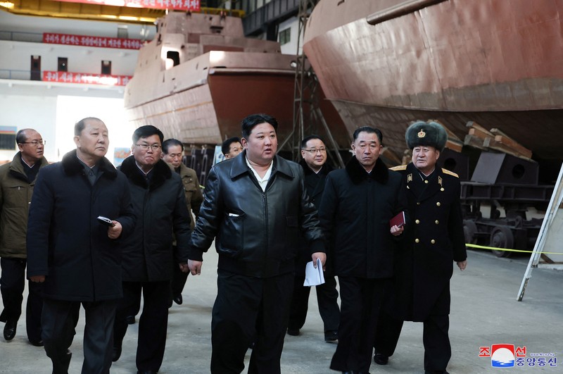Kim Jong Un mengunjungi Galangan Kapal Nampo di Korea Utara Pemimpin Korea Utara Kim Jong Un mengunjungi Galangan Kapal Nampo di Korea Utara dalam gambar yang dirilis oleh Kantor Berita Pusat Korea pada 2 Februari 2024. (KCNA via REUTERS)