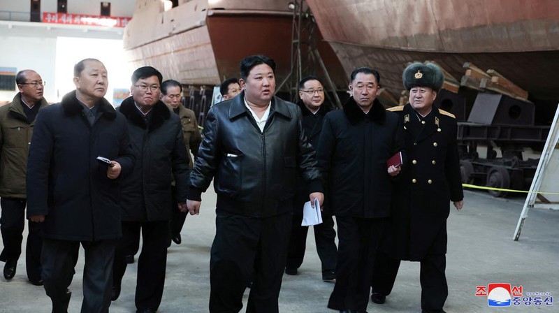 Pemimpin Korea Utara Kim Jong Un mengunjungi Galangan Kapal Nampo di Korea Utara dalam gambar yang dirilis oleh Kantor Berita Pusat Korea pada 2 Februari 2024. (KCNA via REUTERS)