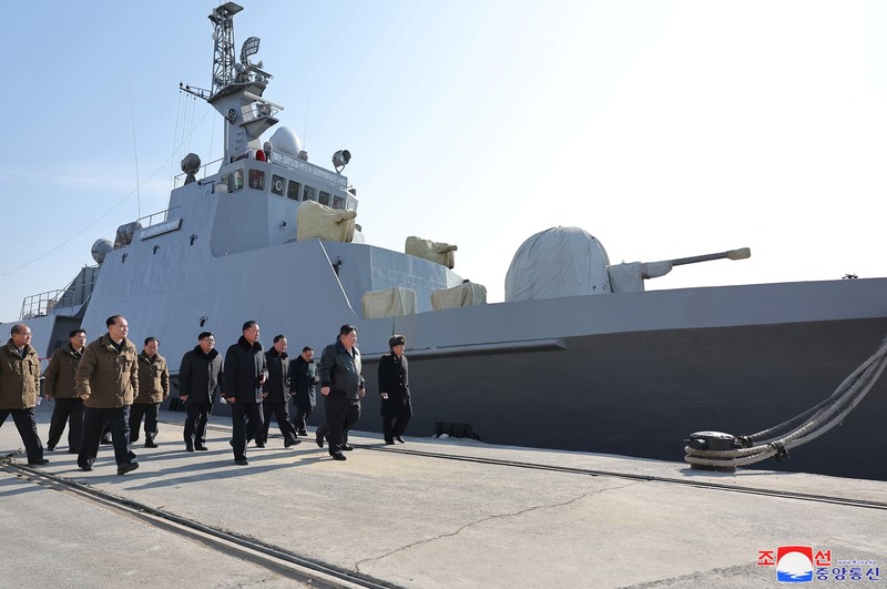 Kim Jong Un mengunjungi Galangan Kapal Nampo di Korea Utara Pemimpin Korea Utara Kim Jong Un mengunjungi Galangan Kapal Nampo di Korea Utara dalam gambar yang dirilis oleh Kantor Berita Pusat Korea pada 2 Februari 2024. (KCNA via REUTERS)