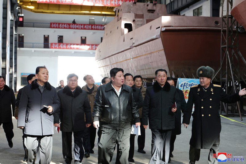 Kim Jong Un mengunjungi Galangan Kapal Nampo di Korea Utara Pemimpin Korea Utara Kim Jong Un mengunjungi Galangan Kapal Nampo di Korea Utara dalam gambar yang dirilis oleh Kantor Berita Pusat Korea pada 2 Februari 2024. (KCNA via REUTERS)