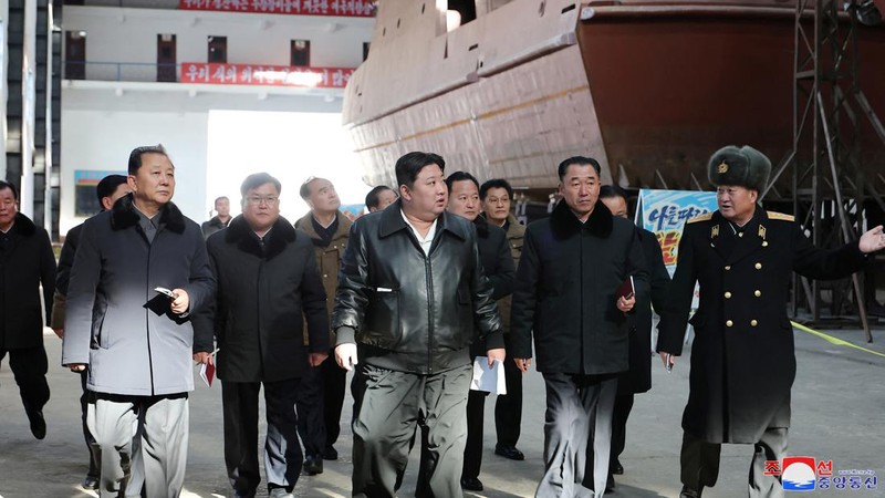 Pemimpin Korea Utara Kim Jong Un mengunjungi Galangan Kapal Nampo di Korea Utara dalam gambar yang dirilis oleh Kantor Berita Pusat Korea pada 2 Februari 2024. (KCNA via REUTERS)