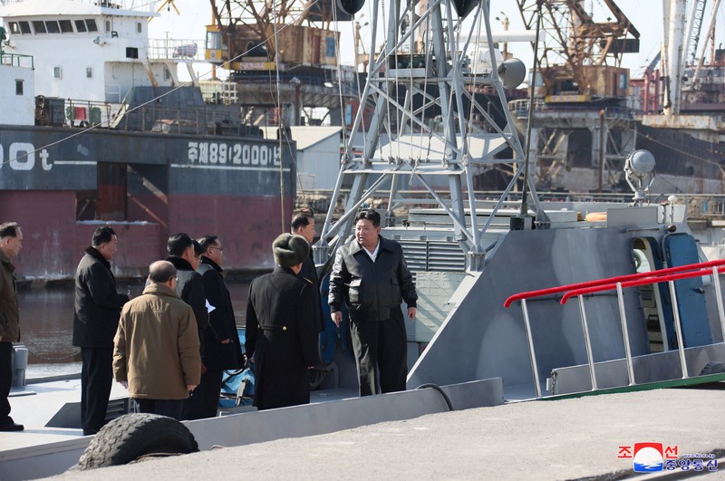 Kim Jong Un mengunjungi Galangan Kapal Nampo di Korea Utara Pemimpin Korea Utara Kim Jong Un mengunjungi Galangan Kapal Nampo di Korea Utara dalam gambar yang dirilis oleh Kantor Berita Pusat Korea pada 2 Februari 2024. (KCNA via REUTERS)