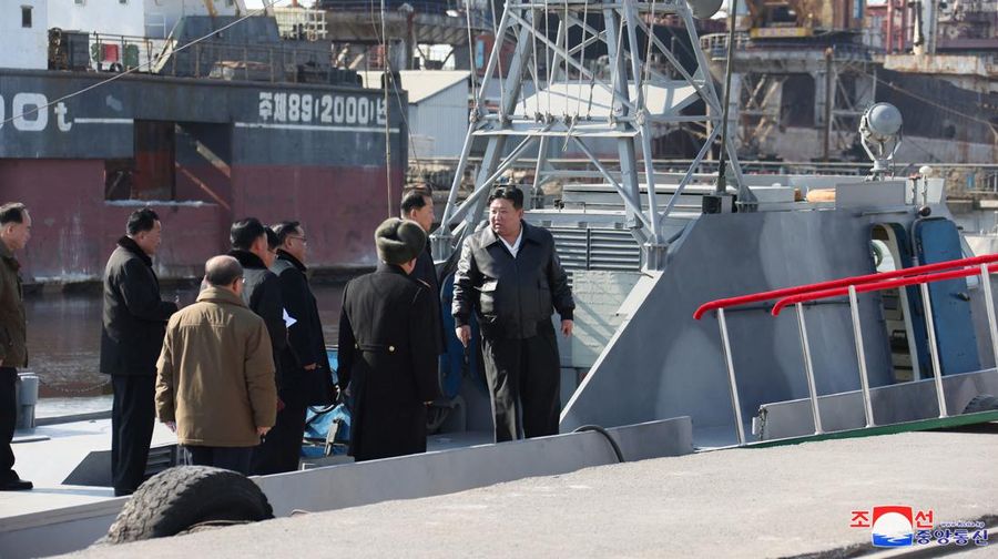 Pemimpin Korea Utara Kim Jong Un mengunjungi Galangan Kapal Nampo di Korea Utara dalam gambar yang dirilis oleh Kantor Berita Pusat Korea pada 2 Februari 2024. (KCNA via REUTERS)