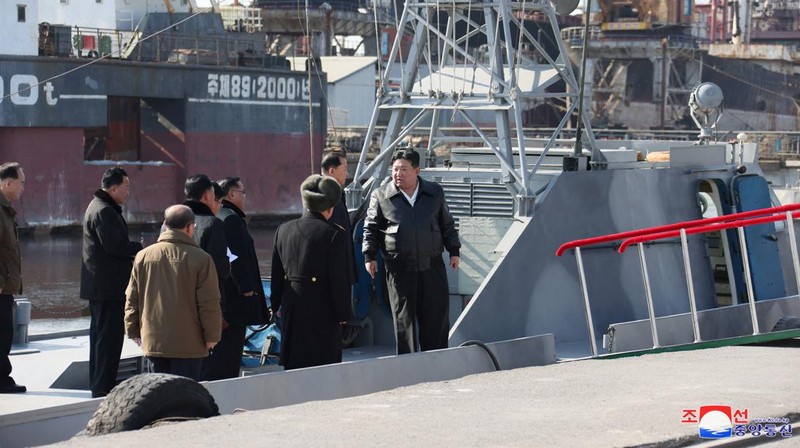 Pemimpin Korea Utara Kim Jong Un mengunjungi Galangan Kapal Nampo di Korea Utara dalam gambar yang dirilis oleh Kantor Berita Pusat Korea pada 2 Februari 2024. (KCNA via REUTERS)