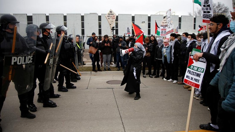 Protestors rally for a Cease Fire in Gaza outside a UAW union hall during a visit by U.S. President Joe Biden in Warren Michigan, U.S. February 1, 2024. (REUTERS/Rebecca Cook)