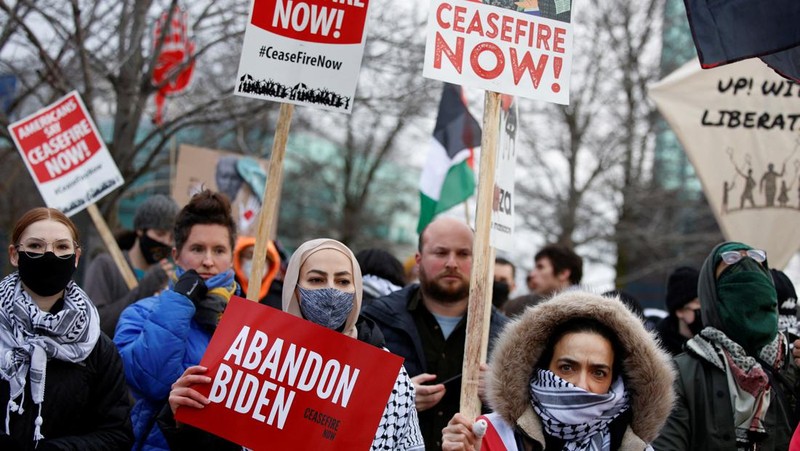 Protestors rally for a Cease Fire in Gaza outside a UAW union hall during a visit by U.S. President Joe Biden in Warren Michigan, U.S. February 1, 2024. (REUTERS/Rebecca Cook)