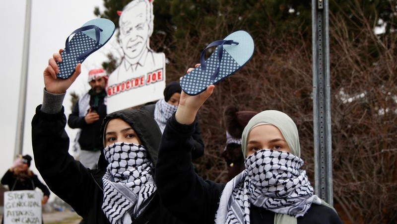 Protestors rally for a Cease Fire in Gaza outside a UAW union hall during a visit by U.S. President Joe Biden in Warren Michigan, U.S. February 1, 2024. (REUTERS/Rebecca Cook)