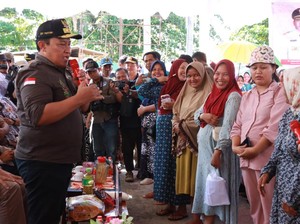 Wagub Kalteng Buka Pasar Penyeimbang di DAS Barito, Ada Sembako Gratis
