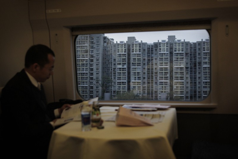 Jalur kereta api yang tidak biasa ini menembus bangunan apartemen setinggi 19 lantai di Chongqing, China yang terletak di sudut selatan-barat dari negara Asia Timur. (Gallery Wikimedia Commons) Jalur kereta api yang tidak biasa ini menembus bangunan apartemen setinggi 19 lantai di Chongqing, China yang terletak di sudut selatan-barat dari negara Asia Timur. (Gallery Wikimedia Commons)