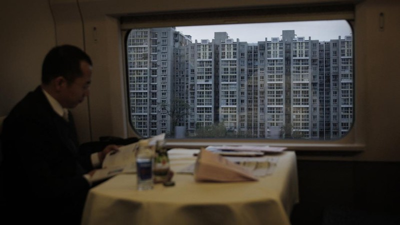 Jalur kereta api yang tidak biasa ini menembus bangunan apartemen setinggi 19 lantai di Chongqing, China yang terletak di sudut selatan-barat dari negara Asia Timur. (Gallery Wikimedia Commons)