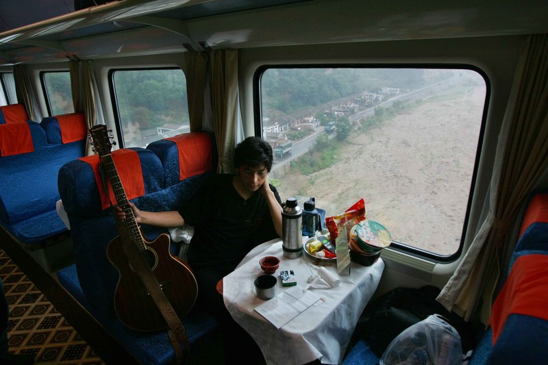Jalur kereta api yang tidak biasa ini menembus bangunan apartemen setinggi 19 lantai di Chongqing, China yang terletak di sudut selatan-barat dari negara Asia Timur. (Gallery Wikimedia Commons) Jalur kereta api yang tidak biasa ini menembus bangunan apartemen setinggi 19 lantai di Chongqing, China yang terletak di sudut selatan-barat dari negara Asia Timur. (Gallery Wikimedia Commons)