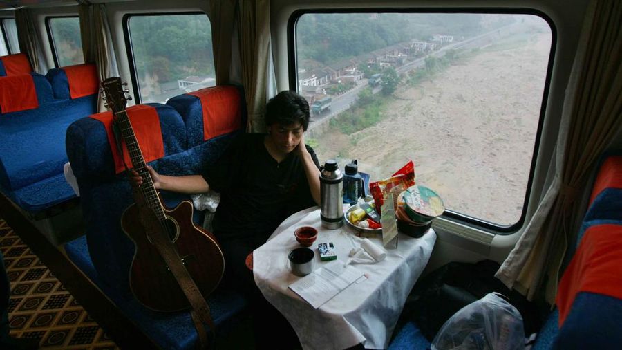 Jalur kereta api yang tidak biasa ini menembus bangunan apartemen setinggi 19 lantai di Chongqing, China yang terletak di sudut selatan-barat dari negara Asia Timur. (Gallery Wikimedia Commons)