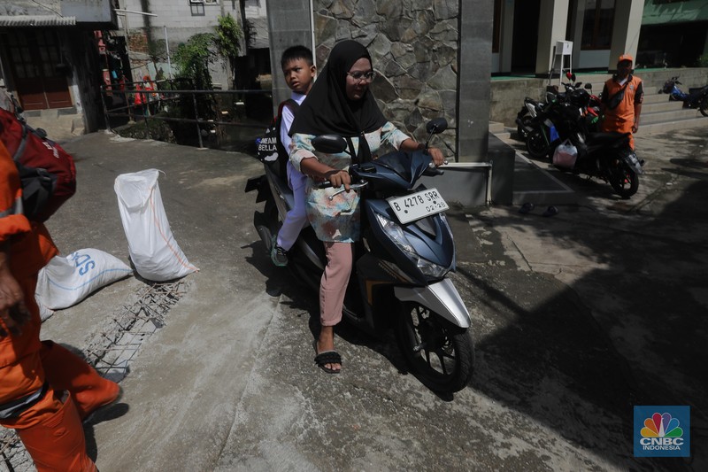 Petugas membongkar jembatan di kawasan Kali Sarua, Pejaten Barat, Jakarta, Jumat, (2/2/2024). Normalisasi Kali Sarua ini untuk mengatasi banjir di wilayah itu. Setidaknya ada lebih dari 2.000 keluarga yang terdampak banjir imbas meluapnya Kali Sarua. Petugas membongkar jembatan di kawasan Kali Sarua, Pejaten Barat, Jakarta, Jumat, (2/2/2024). Normalisasi Kali Sarua ini untuk mengatasi banjir di wilayah itu. Setidaknya ada lebih dari 2.000 keluarga yang terdampak banjir imbas meluapnya Kali Sarua. (²©²ÊÍøÕ¾/Muhammad Sabki)