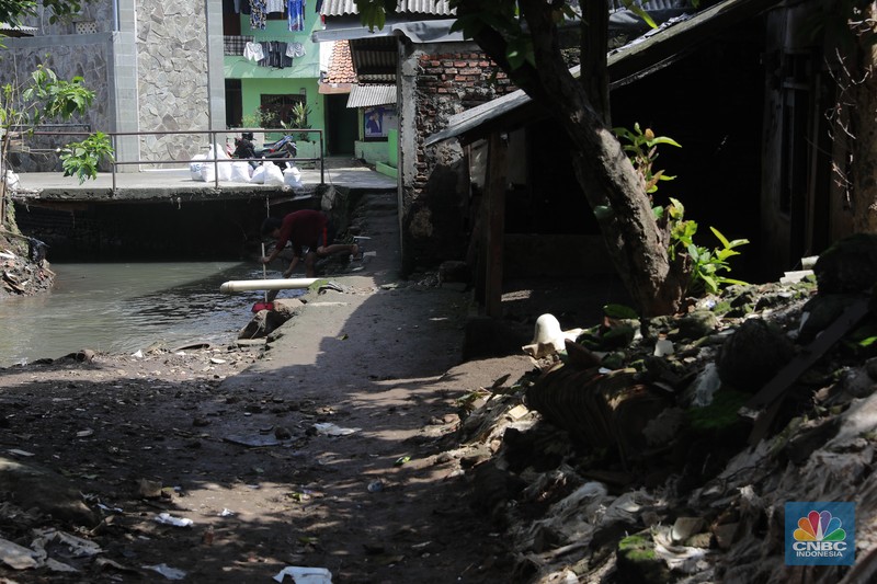Petugas membongkar jembatan di kawasan Kali Sarua, Pejaten Barat, Jakarta, Jumat, (2/2/2024). Normalisasi Kali Sarua ini untuk mengatasi banjir di wilayah itu. Setidaknya ada lebih dari 2.000 keluarga yang terdampak banjir imbas meluapnya Kali Sarua. Petugas membongkar jembatan di kawasan Kali Sarua, Pejaten Barat, Jakarta, Jumat, (2/2/2024). Normalisasi Kali Sarua ini untuk mengatasi banjir di wilayah itu. Setidaknya ada lebih dari 2.000 keluarga yang terdampak banjir imbas meluapnya Kali Sarua. (²©²ÊÍøÕ¾/Muhammad Sabki)