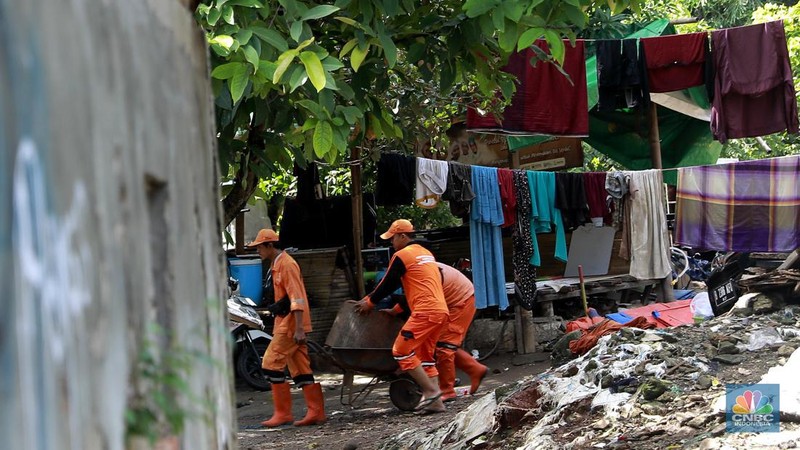 Petugas membongkar jembatan di kawasan Kali Sarua, Pejaten Barat, Jakarta, Jumat, (2/2/2024). Normalisasi Kali Sarua ini untuk mengatasi banjir di wilayah itu. Setidaknya ada lebih dari 2.000 keluarga yang terdampak banjir imbas meluapnya Kali Sarua. (վ/Muhammad Sabki)