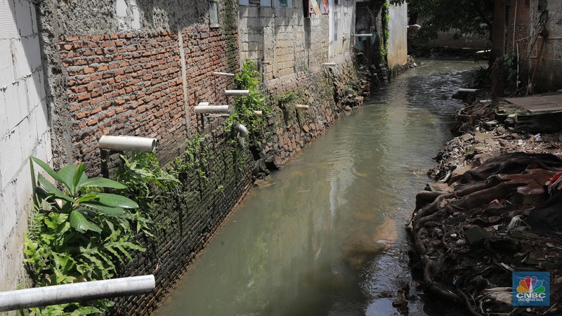 Petugas membongkar jembatan di kawasan Kali Sarua, Pejaten Barat, Jakarta, Jumat, (2/2/2024). Normalisasi Kali Sarua ini untuk mengatasi banjir di wilayah itu. Setidaknya ada lebih dari 2.000 keluarga yang terdampak banjir imbas meluapnya Kali Sarua. Petugas membongkar jembatan di kawasan Kali Sarua, Pejaten Barat, Jakarta, Jumat, (2/2/2024). Normalisasi Kali Sarua ini untuk mengatasi banjir di wilayah itu. Setidaknya ada lebih dari 2.000 keluarga yang terdampak banjir imbas meluapnya Kali Sarua. (²©²ÊÍøÕ¾/Muhammad Sabki)