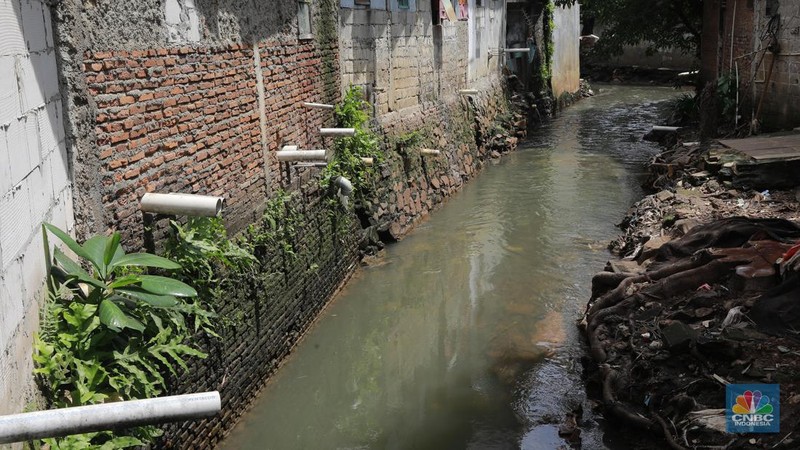 Petugas membongkar jembatan di kawasan Kali Sarua, Pejaten Barat, Jakarta, Jumat, (2/2/2024). Normalisasi Kali Sarua ini untuk mengatasi banjir di wilayah itu. Setidaknya ada lebih dari 2.000 keluarga yang terdampak banjir imbas meluapnya Kali Sarua. (վ/Muhammad Sabki)