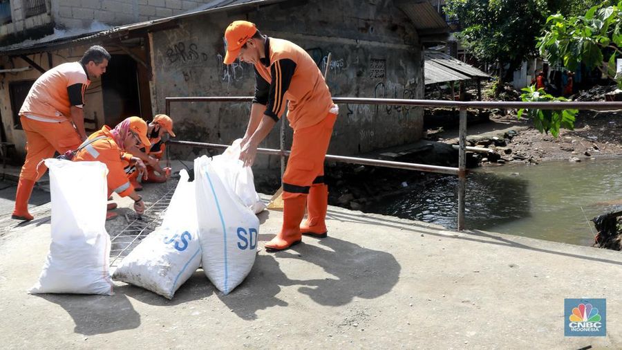 Petugas membongkar jembatan di kawasan Kali Sarua, Pejaten Barat, Jakarta, Jumat, (2/2/2024). Normalisasi Kali Sarua ini untuk mengatasi banjir di wilayah itu. Setidaknya ada lebih dari 2.000 keluarga yang terdampak banjir imbas meluapnya Kali Sarua. (վ/Muhammad Sabki)