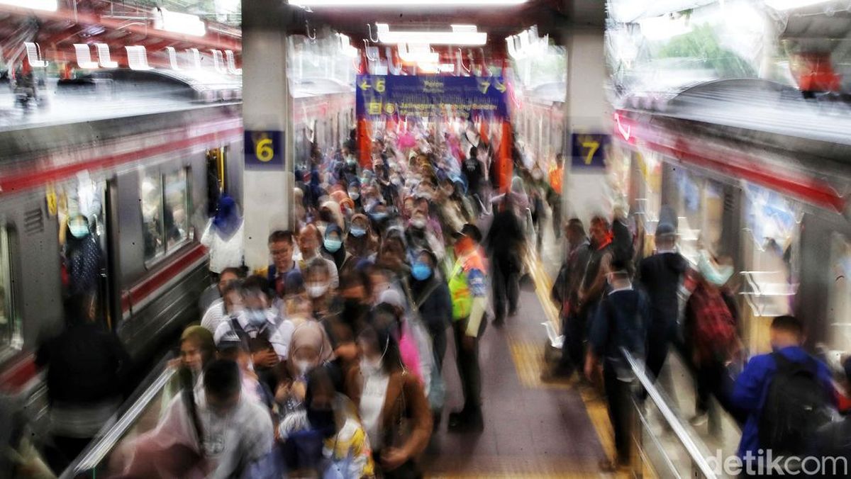 Viral Penumpang KRL Ribut di Stasiun Bekasi gara-gara Rebutan Eskalator — NadiKabar.com