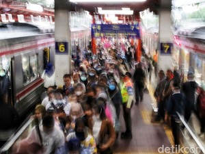 Viral Penumpang KRL Ribut di Stasiun Bekasi gara-gara Rebutan Eskalator