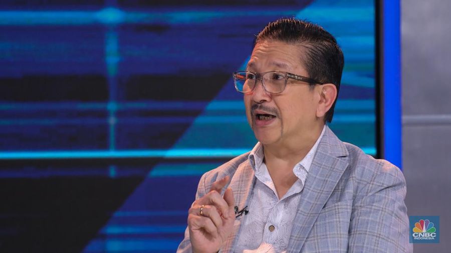 Presiden Direktur PT Freeport Indonesia, Tony Wenas saat menyampaikan pemaparan dalam Mining Outlook 2024 di Jakarta, Jumat (2/2/2024). (CNBC Indonesia/Faisal Rahman)