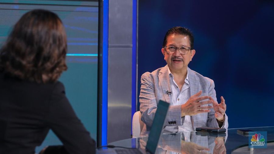 Presiden Direktur PT Freeport Indonesia, Tony Wenas saat menyampaikan pemaparan dalam Mining Outlook 2024 di Jakarta, Jumat (2/2/2024). (CNBC Indonesia/Faisal Rahman)