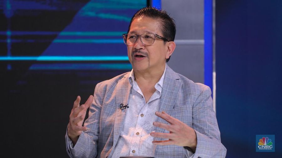 Presiden Direktur PT Freeport Indonesia, Tony Wenas saat menyampaikan pemaparan dalam Mining Outlook 2024 di Jakarta, Jumat (2/2/2024). (CNBC Indonesia/Faisal Rahman)