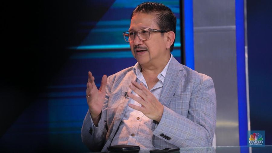 Presiden Direktur PT Freeport Indonesia, Tony Wenas saat menyampaikan pemaparan dalam Mining Outlook 2024 di Jakarta, Jumat (2/2/2024). (CNBC Indonesia/Faisal Rahman)
