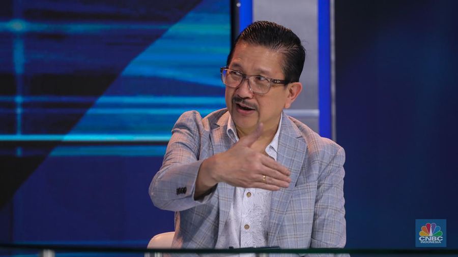 Presiden Direktur PT Freeport Indonesia, Tony Wenas saat menyampaikan pemaparan dalam Mining Outlook 2024 di Jakarta, Jumat (2/2/2024). (վ/Faisal Rahman)