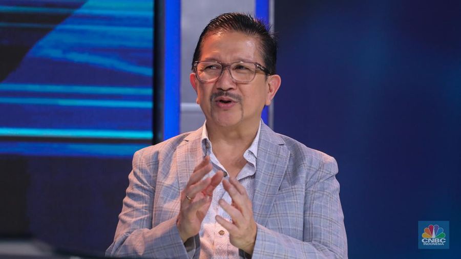 Presiden Direktur PT Freeport Indonesia, Tony Wenas saat menyampaikan pemaparan dalam Mining Outlook 2024 di Jakarta, Jumat (2/2/2024). (CNBC Indonesia/Faisal Rahman)