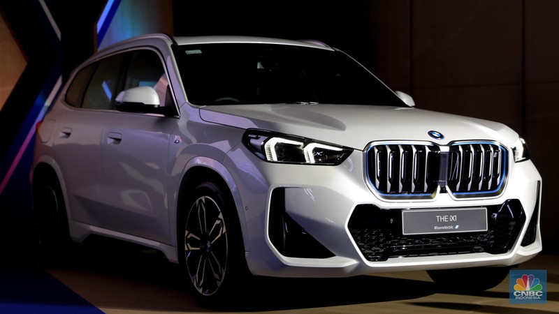 Seorang model berpose di samping mobil keluaran BMW keluaran terbaru di Ritz Carlton, Kuningan, Jakarta, Jumat, (2/2/2024). Seorang model berpose di samping mobil keluaran BMW keluaran terbaru di Ritz Carlton, Kuningan, Jakarta, Jumat, (2/2/2024). (CNBC Indonesia/Muhammad Sabki)