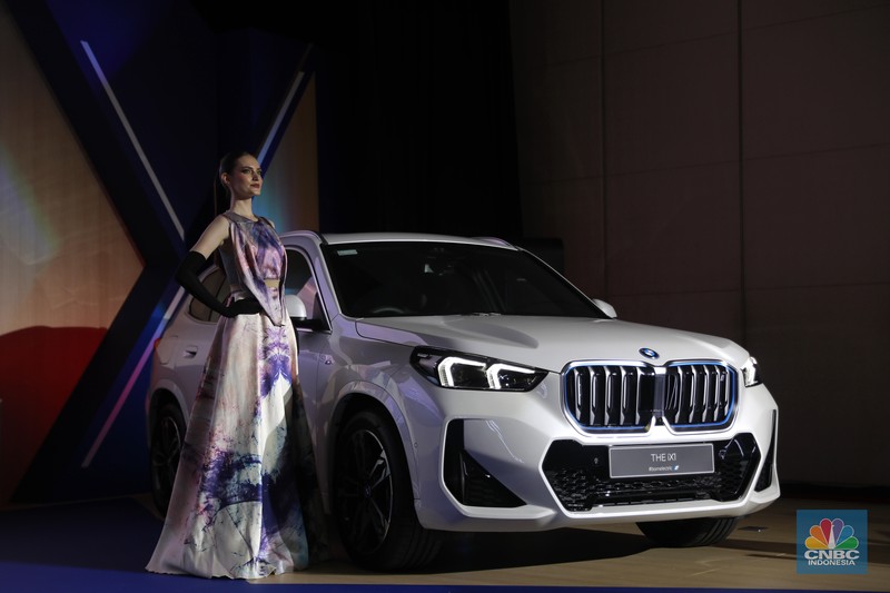 Seorang model berpose di samping mobil keluaran BMW keluaran terbaru di Ritz Carlton, Kuningan, Jakarta, Jumat, (2/2/2024). Seorang model berpose di samping mobil keluaran BMW keluaran terbaru di Ritz Carlton, Kuningan, Jakarta, Jumat, (2/2/2024). (CNBC Indonesia/Muhammad Sabki)