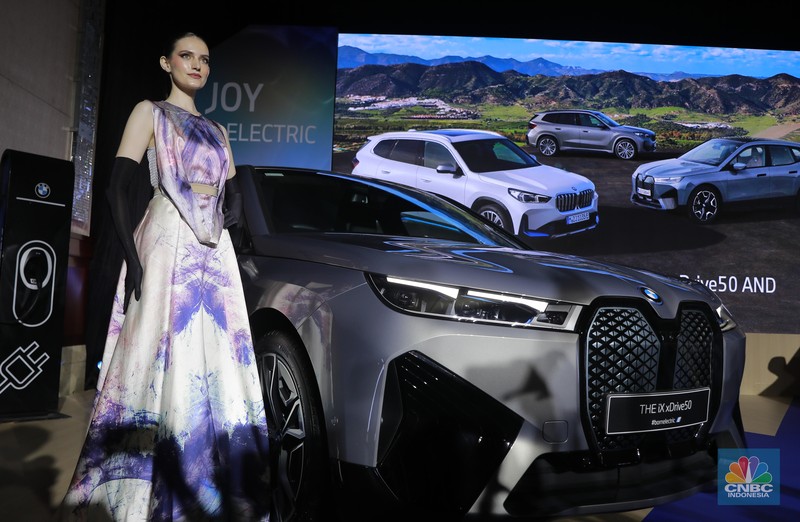 Seorang model berpose di samping mobil keluaran BMW keluaran terbaru di Ritz Carlton, Kuningan, Jakarta, Jumat, (2/2/2024). Seorang model berpose di samping mobil keluaran BMW keluaran terbaru di Ritz Carlton, Kuningan, Jakarta, Jumat, (2/2/2024). (CNBC Indonesia/Muhammad Sabki)