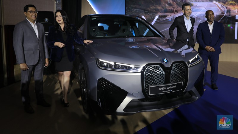 Seorang model berpose di samping mobil keluaran BMW keluaran terbaru di Ritz Carlton, Kuningan, Jakarta, Jumat, (2/2/2024). Seorang model berpose di samping mobil keluaran BMW keluaran terbaru di Ritz Carlton, Kuningan, Jakarta, Jumat, (2/2/2024). (CNBC Indonesia/Muhammad Sabki)