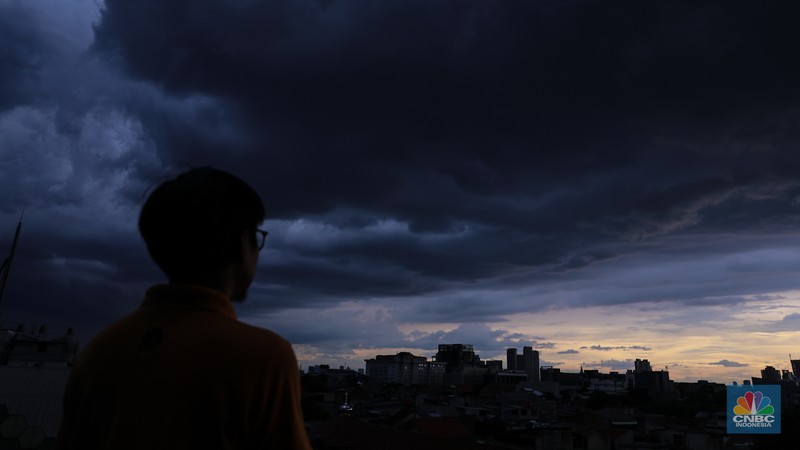 Suasana langit tertutup awan gelap di Jakarta, Jumat (2/2/2024). Cuaca ekstrem akan terjadi beberapa hari terakhir di Jabodetabek diperkirakan terus terjadi hingga 10 Februari 2024 dengan intensitas hujan yang semakin meningkat. (CNBC Indonesia/Faisal Rahman)