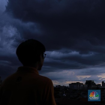 Seram! Penampakan Awan Gelap Kepung 'Pencakar Langit' Jakarta