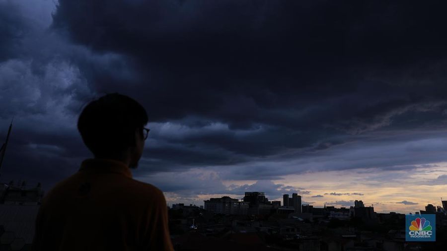 Suasana langit tertutup awan gelap di Jakarta, Jumat (2/2/2024). Cuaca ekstrem akan terjadi beberapa hari terakhir di Jabodetabek diperkirakan terus terjadi hingga 10 Februari 2024 dengan intensitas hujan yang semakin meningkat. (CNBC Indonesia/Faisal Rahman)