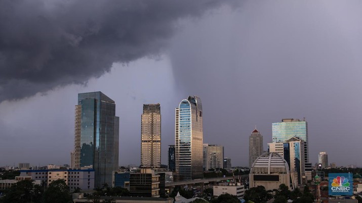 Suasana langit tertutup awan gelap di Jakarta, Jumat (2/2/2024). Cuaca ekstrem akan terjadi beberapa hari terakhir di Jabodetabek diperkirakan terus terjadi hingga 10 Februari 2024 dengan intensitas hujan yang semakin meningkat. (CNBC Indonesia/Faisal Rahman)