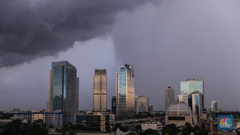 Suasana langit tertutup awan gelap di Jakarta, Jumat (2/2/2024). Cuaca ekstrem akan terjadi beberapa hari terakhir di Jabodetabek diperkirakan terus terjadi hingga 10 Februari 2024 dengan intensitas hujan yang semakin meningkat. (CNBC Indonesia/Faisal Rahman)