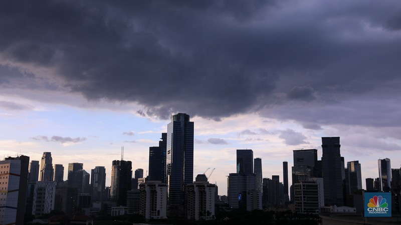 Suasana langit tertutup awan gelap di Jakarta, Jumat (2/2/2024). Cuaca ekstrem akan terjadi beberapa hari terakhir di Jabodetabek diperkirakan terus terjadi hingga 10 Februari 2024 dengan intensitas hujan yang semakin meningkat. (CNBC Indonesia/Faisal Rahman)