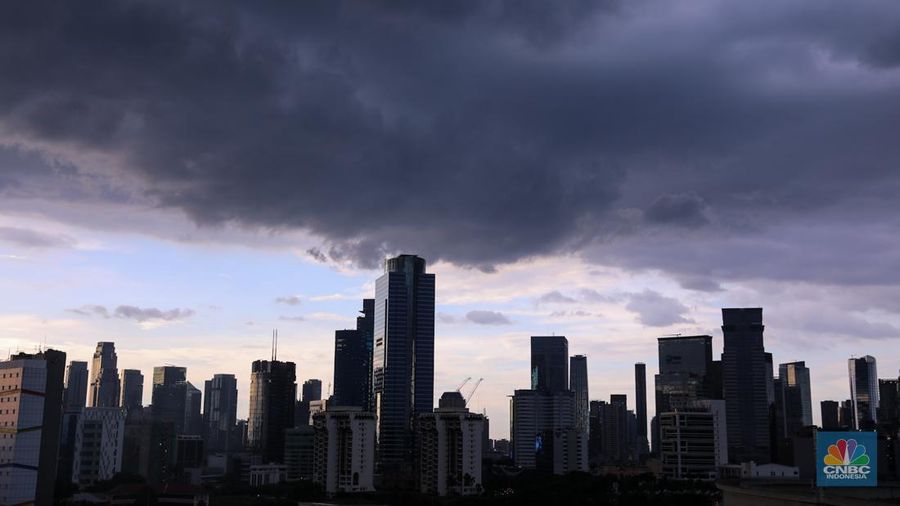 Suasana langit tertutup awan gelap di Jakarta, Jumat (2/2/2024). Cuaca ekstrem akan terjadi beberapa hari terakhir di Jabodetabek diperkirakan terus terjadi hingga 10 Februari 2024 dengan intensitas hujan yang semakin meningkat. (CNBC Indonesia/Faisal Rahman)