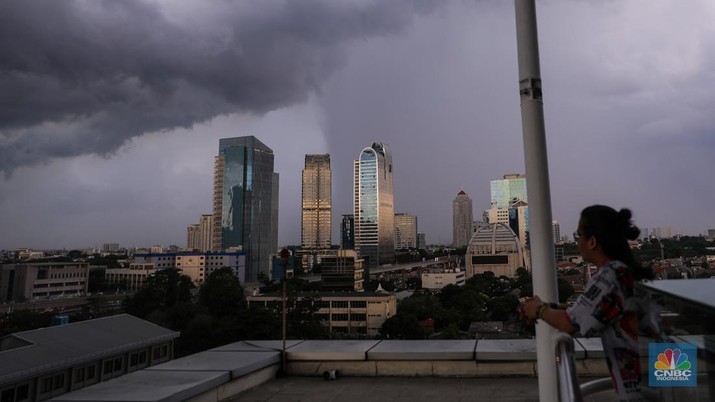 Suasana langit tertutup awan gelap di Jakarta, Jumat (2/2/2024). Cuaca ekstrem akan terjadi beberapa hari terakhir di Jabodetabek diperkirakan terus terjadi hingga 10 Februari 2024 dengan intensitas hujan yang semakin meningkat. (CNBC Indonesia/Faisal Rahman)